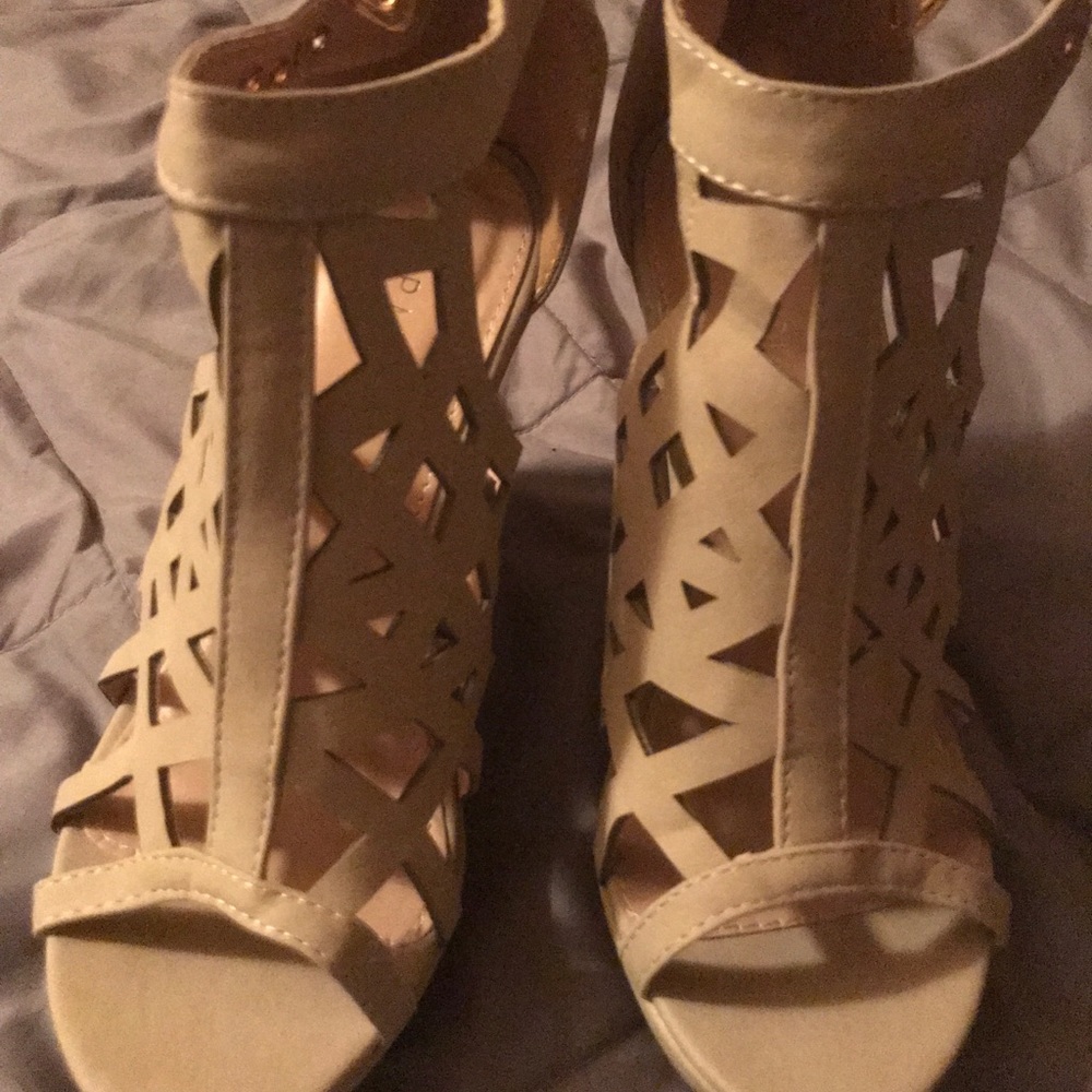 BEIGE WEDGES - Picture 2 of 7
